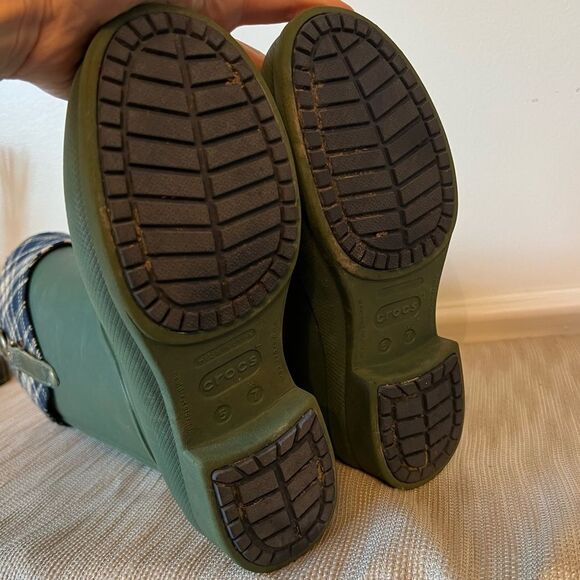 CROCS women’s boots dark green w/plaid design women Size 7 GUC - Picture 16 of 16